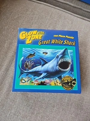 Quebra-cabeça 100 peças brilho no escuro Ceaco grande tubarão branco - Imagem 1 de 3