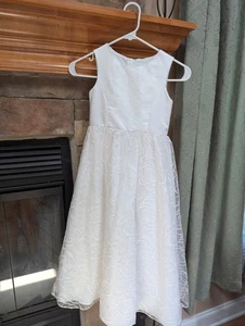 David's bridal white flower girl dress, size 6 - Picture 1 of 2