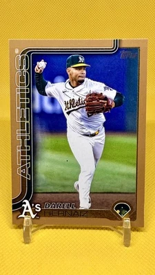 Darrell Hernaiz 2025 Topps Series 2 Gold Border #695 2011/2025  - Image 1 of 2