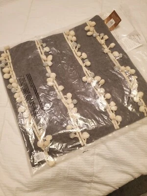 Funda de almohada Pottery Barn blanca plateada con pompón de Navidad gris nueva con etiquetas  Foto 1 de 2