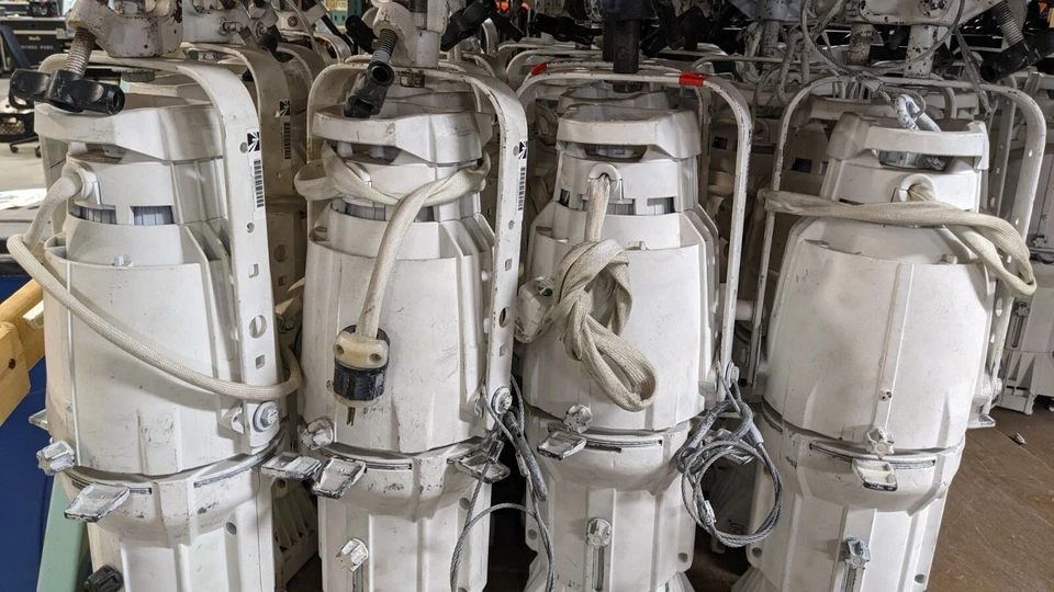 USED ETC SOURCE 4 LEKO BODY 750W CAP, WHITE, W/ EDISON CONNECTOR, HPL LAMP - Image 1 of 3