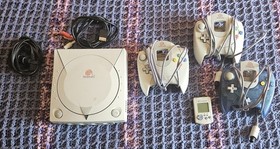 Sega Dreamcast HKT-3020 Game Console Bundle