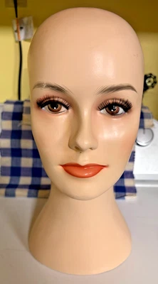 Cabeza de maniquí vintage, cosmetología, exhibición de tienda o gestión de pelucas Foto 1 de 4