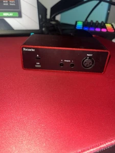 Focusrite Scarlett Solo 4th Gen 2-in 2-out USB Audio Interface with 1 Mic Preamp - Picture 1 of 3