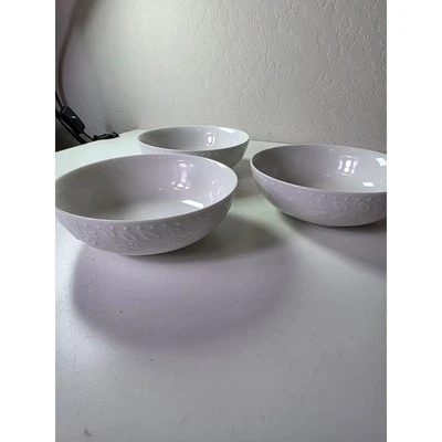 Juego de 3 cuencos pequeños de cereal Gibson de cerámica blanca con diseño floral elevado de 6" Foto 1 de 4