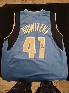 Dirk Nowitzki #41 Dallas Mavericks signed Autogramm Trikot mit COA - Bild 1 von 7