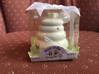 Olla de miel de cerámica Meant to Bee con cucharón de madera nueva en caja Foto 1 de 4