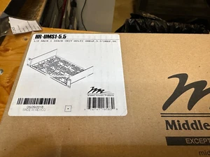 Middle Atlantic Products HR-UMS1-5.5, 1/2 Rack Universal Mounting Shelf 5.5'' - Imagen 1 de 3
