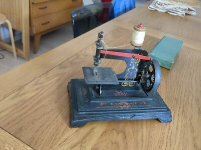 Jouet Ancien Machine a Coudre Baby circa 1900 - Photo 1/4
