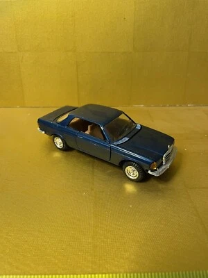 Conrad Mercedes Benz 230 C 3060 escala 1:35, hecho en Alemania en muy buen estado Foto 1 de 4