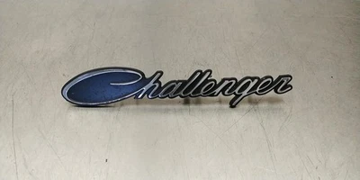 Placa de identificação de grade Challenger OEM Dodge Challenger 2019-2023 68394593AC - Imagem 1 de 3