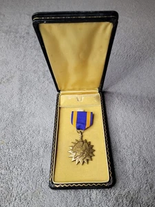 Vintage WW2 US Military Air Corps Air Medal Wrap Brooch in Case - Picture 1 of 5