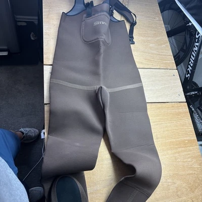 Simms Pettorina Waders Uomo Marrone Calza Piede Neoprene Made in USA Taglia Media - Immagine 1 di 4