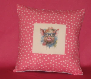 Almohada decorativa hecha a mano - 10" - Cerdo con vasos - Multicolor - Imagen 1 de 2