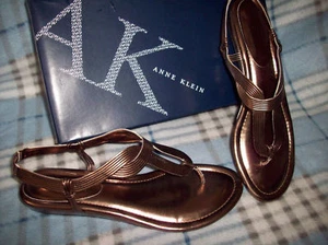 Anne Klein 7M Womens Bronze ManMade Low Thong Sandals NWT Really Cute !! - Picture 1 of 1