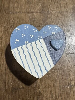 "Caja de regalo de madera ligera con forma de corazón de 2,5"" decoración pintada a mano azul usada en excelente estado" Foto 1 de 4