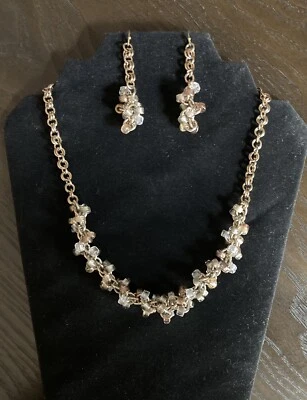 Juego de collar y pendientes de malla de aluminio anodizado hecho a mano con cuentas de vidrio Foto 1 de 4