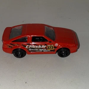 Hot Wheels 2013.  TOYOTA AE-86 Corolla (cuerpo rojo / puertas laterales negras) - Imagen 1 de 5