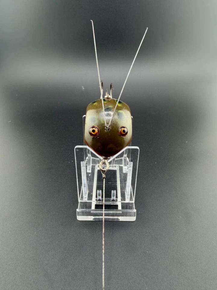 **EXTREMELY RARE ** Vintage Creek Chub Frog Spot Weed Bug No. 2800(Circa 1936) - Image 1 of 4