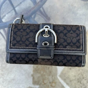 Cartera Coach Hampton Signature negra con hebilla con inserción triple bolsillo 8" - Imagen 1 de 11
