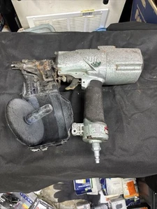 Pistola de clavos clavadora Hitachi NV75AG 3" para marcos de bobinas hecha en Japón (NECESITA REPARACIÓN) - Imagen 1 de 7