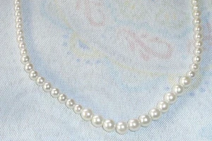 Collana vintage con chiusura a botte di perle finte 17'' - Foto 1 di 9