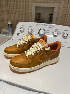 PARA HOMBRES NIKE AIR FORCE 1 07 LV8_SUNSET/RUSSET-CACAO-COCOCO HQ3639-720-TALLA 9.5 - Imagen 1 de 15