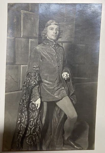 RICHARD II COLLECTION JOHN GIELGUD VINTAGE POSTCARD ARTHUR/GOLD/GHANDI/CALIGULA - Picture 1 of 2