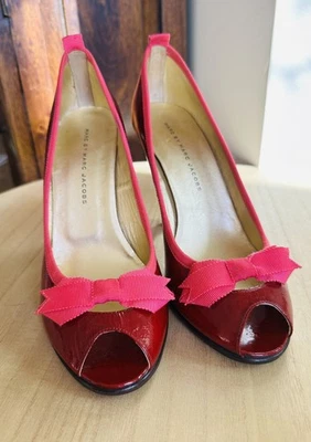 MARC BY MARC JACOBS Y2K Red Patent Leather Peep-toe Heels w/ Pink Bows Sz 39 1/2 - Image 1 of 4