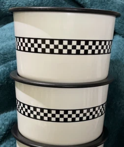 Dos botes de 4 tazas Tupperware Fat Chef a cuadros con sellos negros nuevos - Imagen 1 de 2