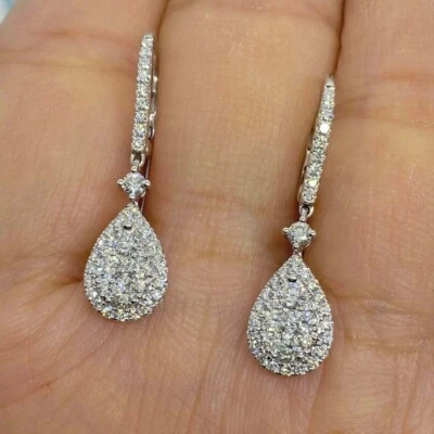 Pendientes colgantes/gotas redondos simulados de diamantes y pera enchapados en oro blanco de 14 quilates de 1,50 quilates Foto 1 de 4