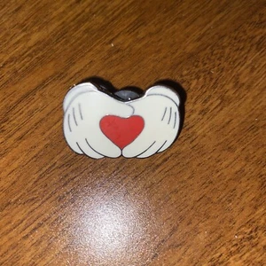Disney Trading Pin 6951 Mickey Mouse hands with heart - Picture 1 of 3