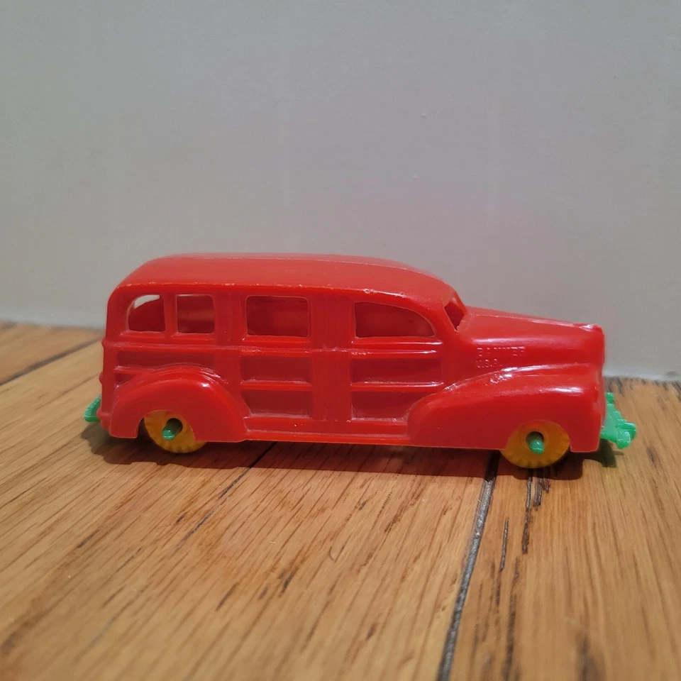 Vehículo de plástico Woodie de colección Banner Toy ruedas amarillas años 40 Foto 1 de 4