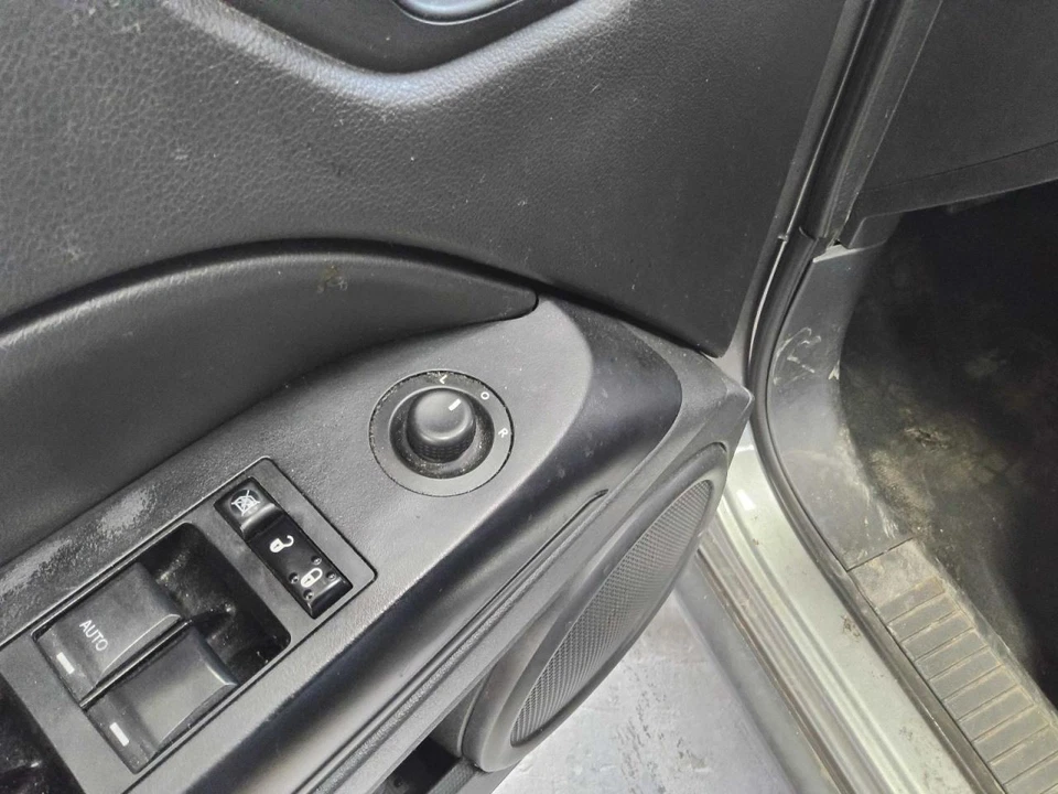 Interruptor de puerta delantera del conductor estilo clásico para conductor 11-17 COMPASS 634047 Foto 1 de 1