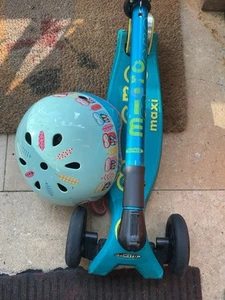 Micro Maxi Deluxe Foldable Scooter Sea Green With Helmet Age 5-12 Yrs - Picture 1 of 8