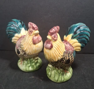 Coloridos gallos/pollos saleros y pimenteros de cerámica granja campo 3,5" - Imagen 1 de 11