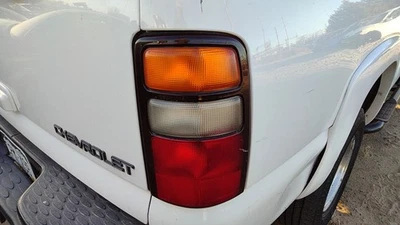 2000-2003 Chevy Suburban passageiro luz traseira direita lâmpada de freio traseira fabricante de equipamento original 19168991 - Imagem 1 de 4
