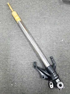 HORQUILLA GENUINA YAMAHA PIERNA DERECHA PARA YZF-R3 2019 - 2023 (B5L-F3120-00) - Imagen 1 de 6