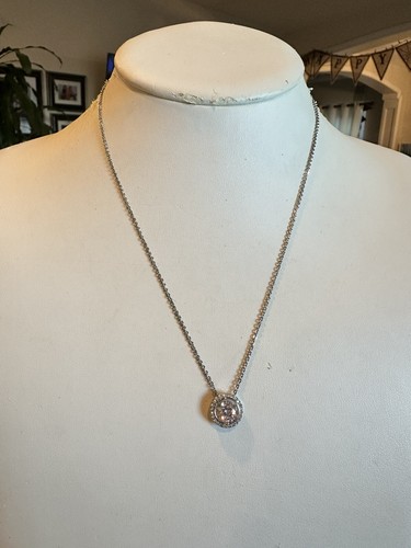 Collana con ciondolo Michael Kors Pave Halo tono argento cristallo
