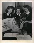 1943 Pressefoto Überlebende Kleidungspaket amerikanisches Rotes Kreuz alliierte Überlebende