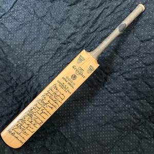 Miniatur Cricketschläger mit Faksimile Signaturen von MCC Australian Tour 1958-59 - Bild 1 von 10