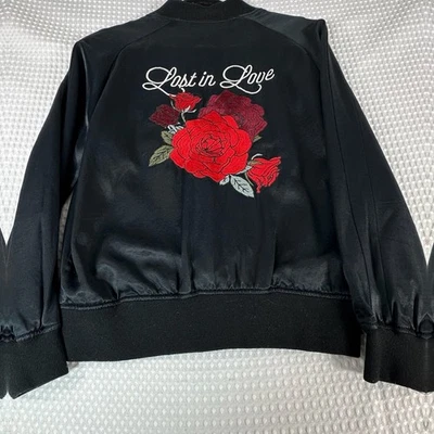Chaqueta Bomber Kendall & Kylie Negra Bordada Rosa XS Lost in Love Satinado Foto 1 de 4