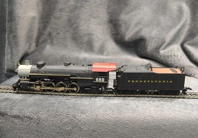HO Scene Master by Life Like Mikado 2-8-2 Pennsylvania 689 Locomotive & Tender - Image 1 of 4