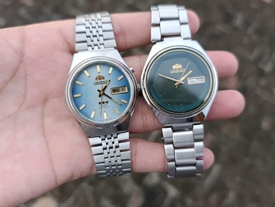 Lote de 2 relojes de pulsera japoneses vintage de cristal oriental automático día-fecha para hombre Foto 1 de 4
