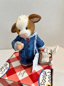 "Suit-a-Bull for Business"" 461261" de Enesco Mary's MooMoo's - Imagen 1 de 7