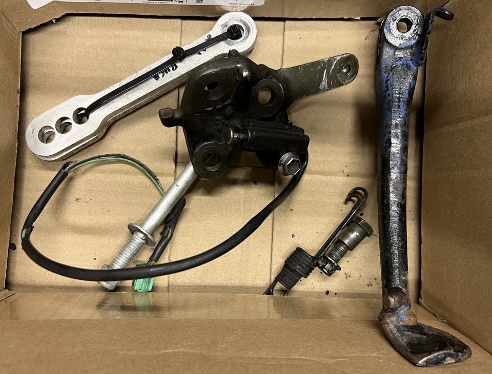 Pata de cabra izquierda descendente Suzuki Hayabusa GSXR 1300, interruptor de pie lateral (1999-2012) Foto 1 de 1