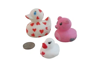 Zwei Valentinstag ~ oder jedes Liebesereignis ~ Gummienten PLUS ein Schwein! - Bild 1 von 5