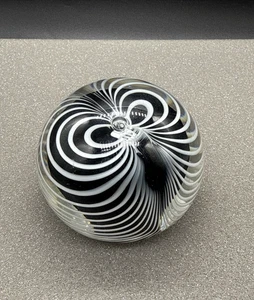 Vintage Michael Nourot signierter Zebrastreifen schwarz-weiß Kunstglas Briefbeschwerer - Bild 1 von 7