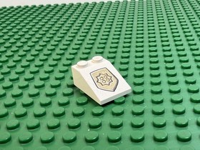 LEGO White Slope 33 3 x 2 with World City Gold Police Badge Pttn 7033 #3298pb028