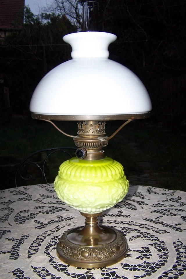 Ancienne Lampe à Pétrole en Opaline (vert clair) Fin 19 ème - Photo 1/4